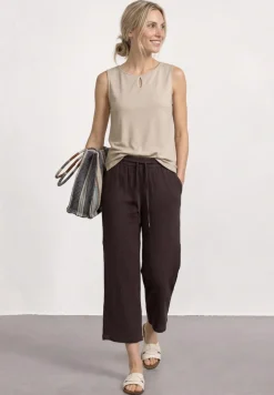 Top mit Rundhals und Cut-Out-Detail
