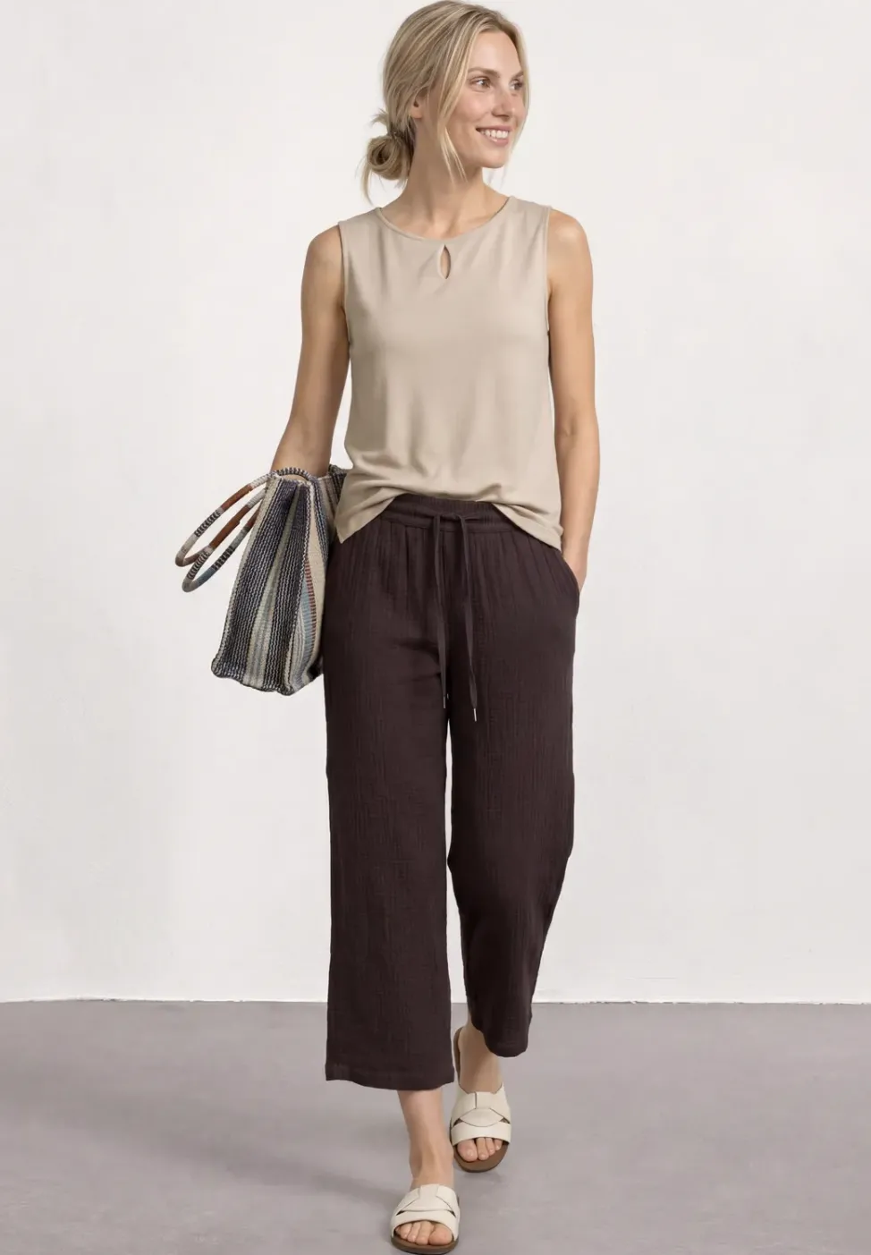 Top mit Rundhals und Cut-Out-Detail