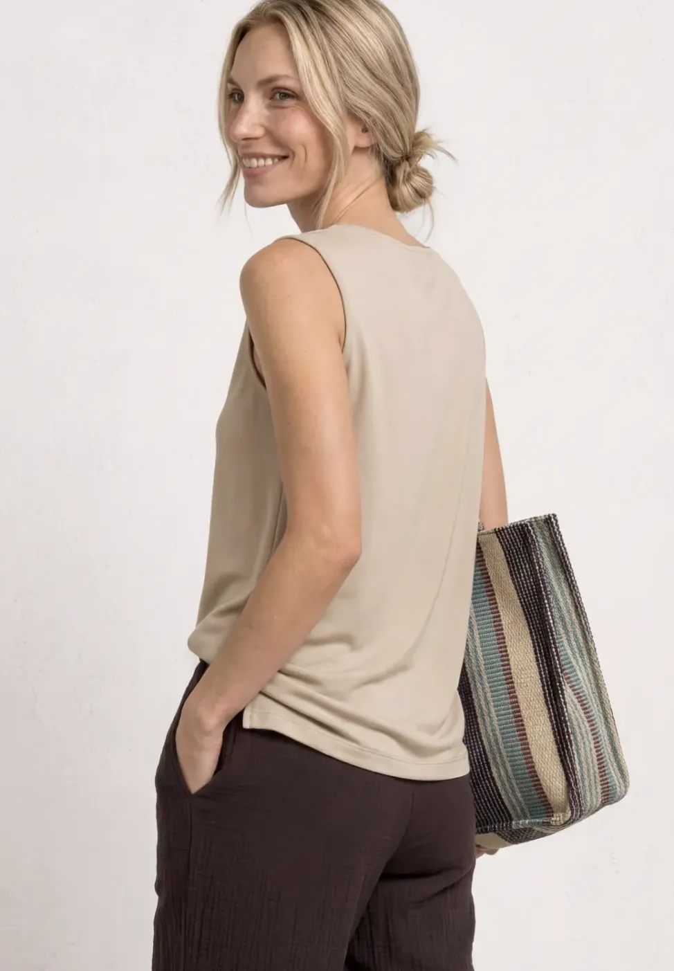 Top mit Rundhals und Cut-Out-Detail