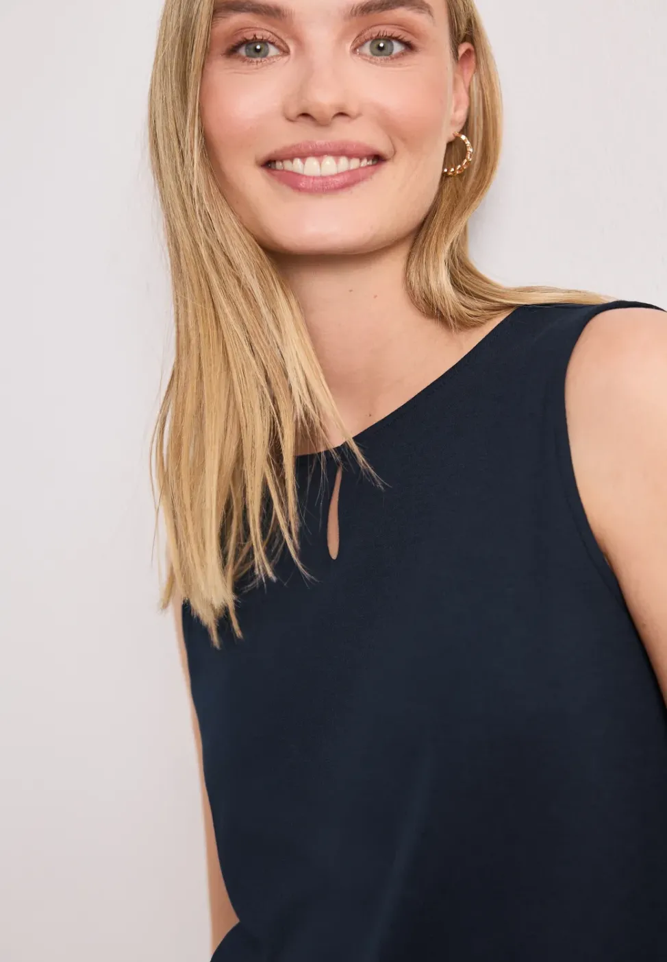 Top mit Rundhals und Cut-Out-Detail