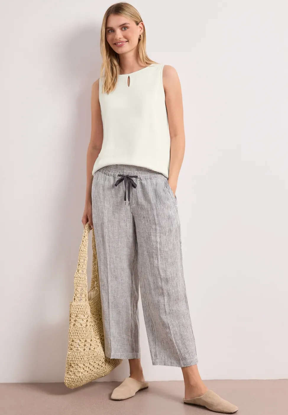 Top mit Rundhals und Cut-Out-Detail