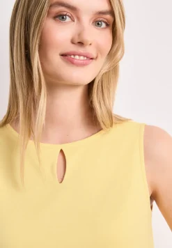 Top mit Rundhals und Cut-Out-Detail