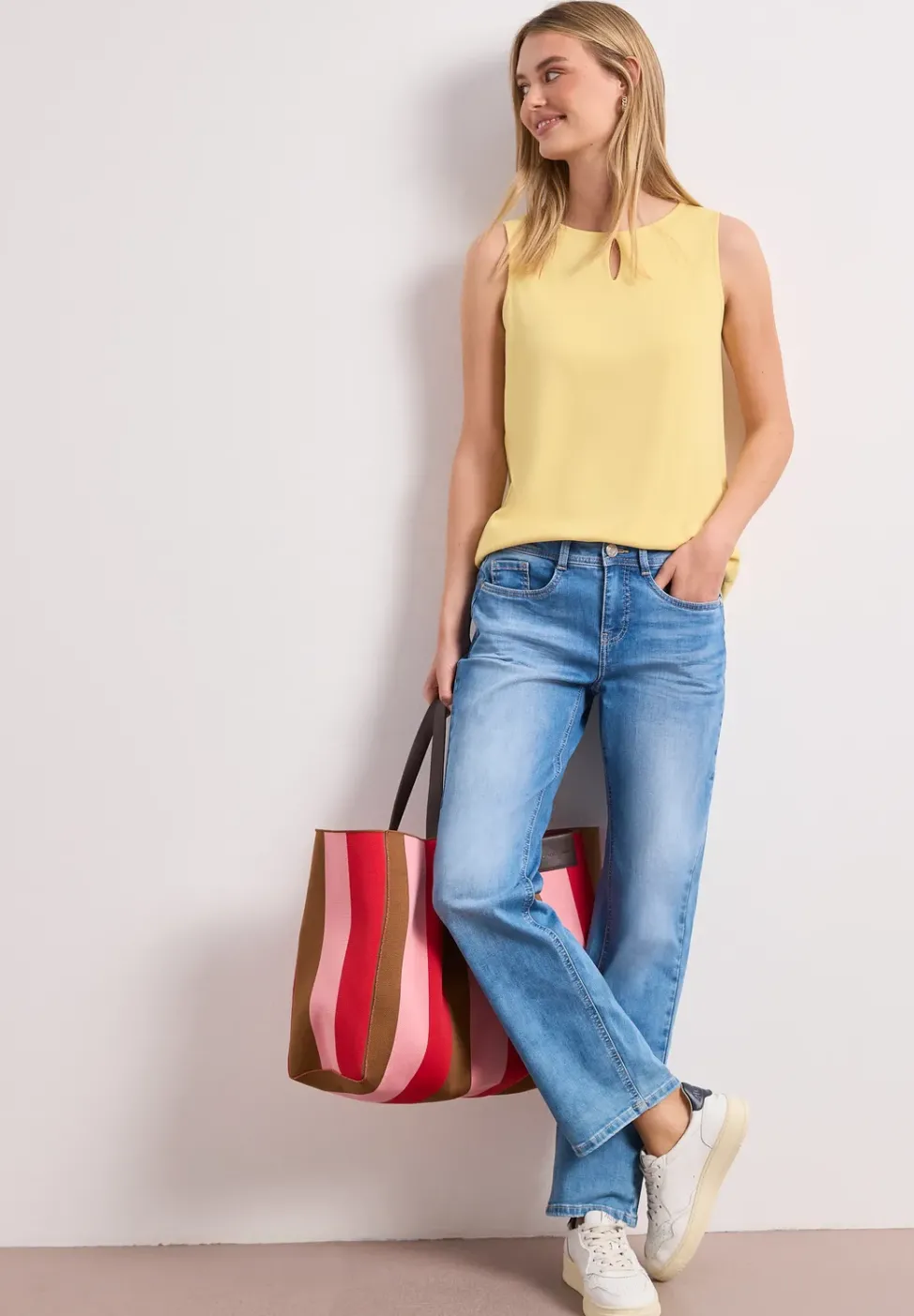 Top mit Rundhals und Cut-Out-Detail