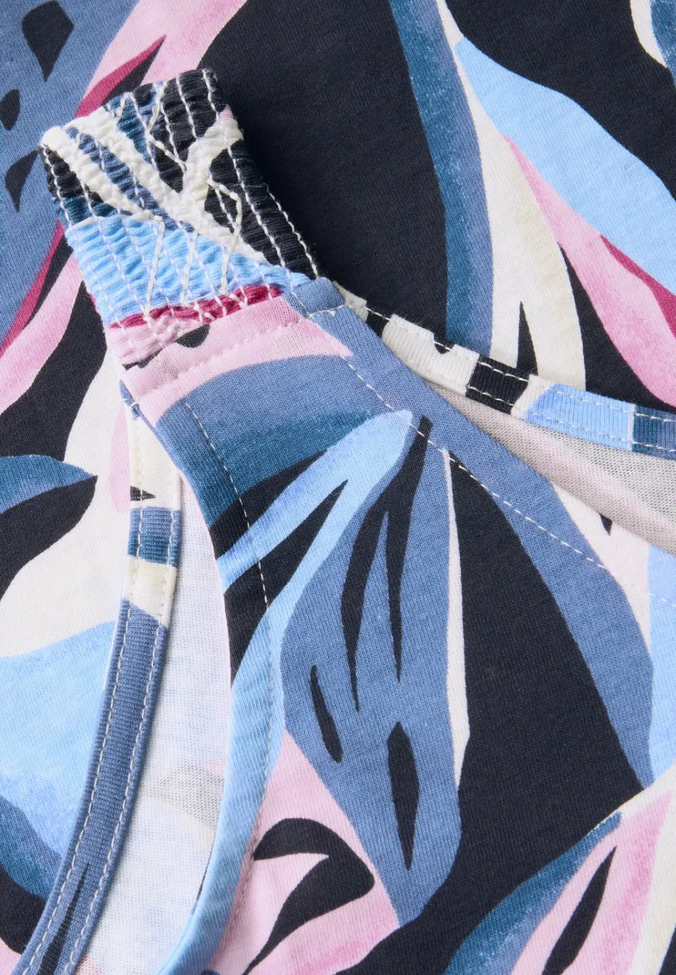 Top mit Smok-Details