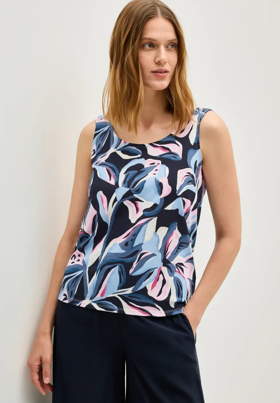 Top mit Smok-Details