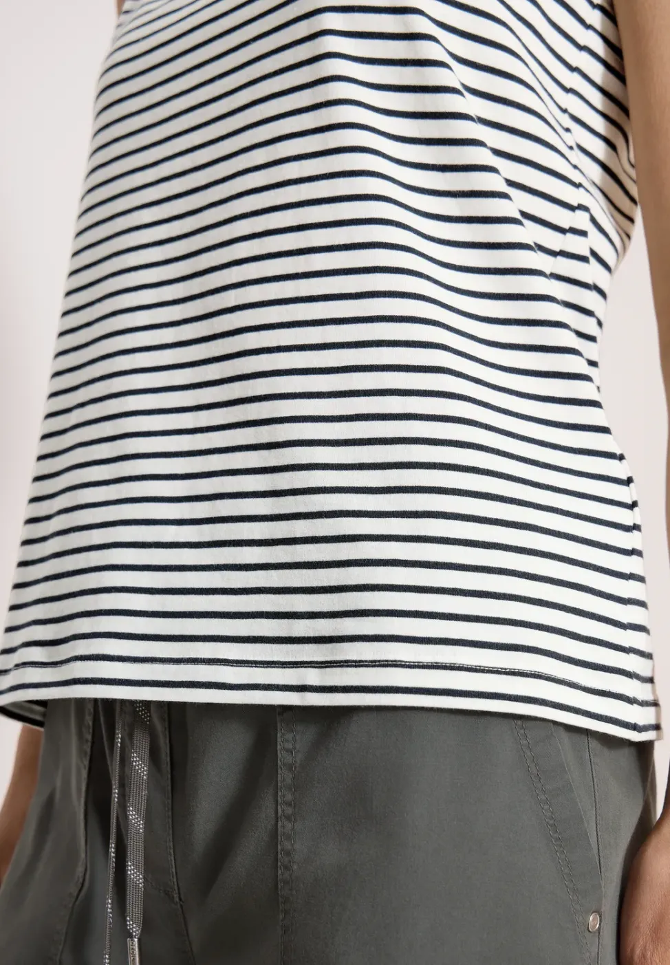 Top mit Split Neck und Streifen