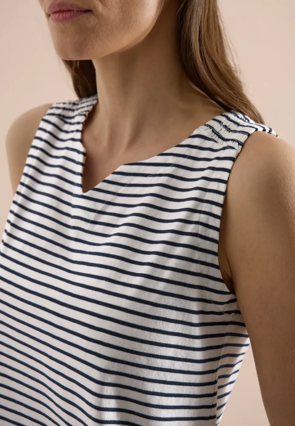 Top mit Split Neck und Streifen