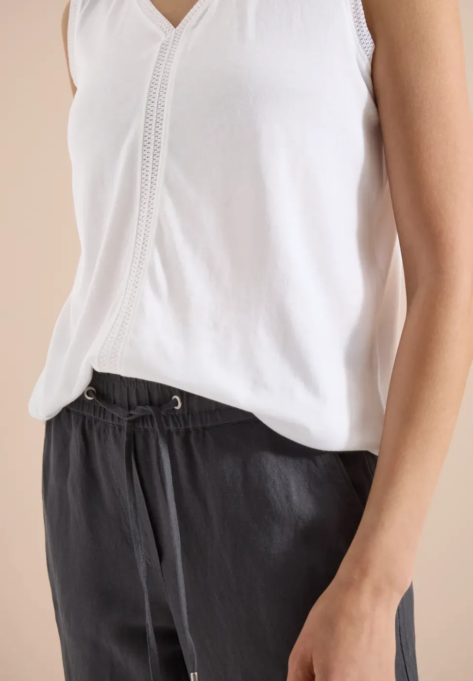 Top mit V-Neck und Crochet-Tape