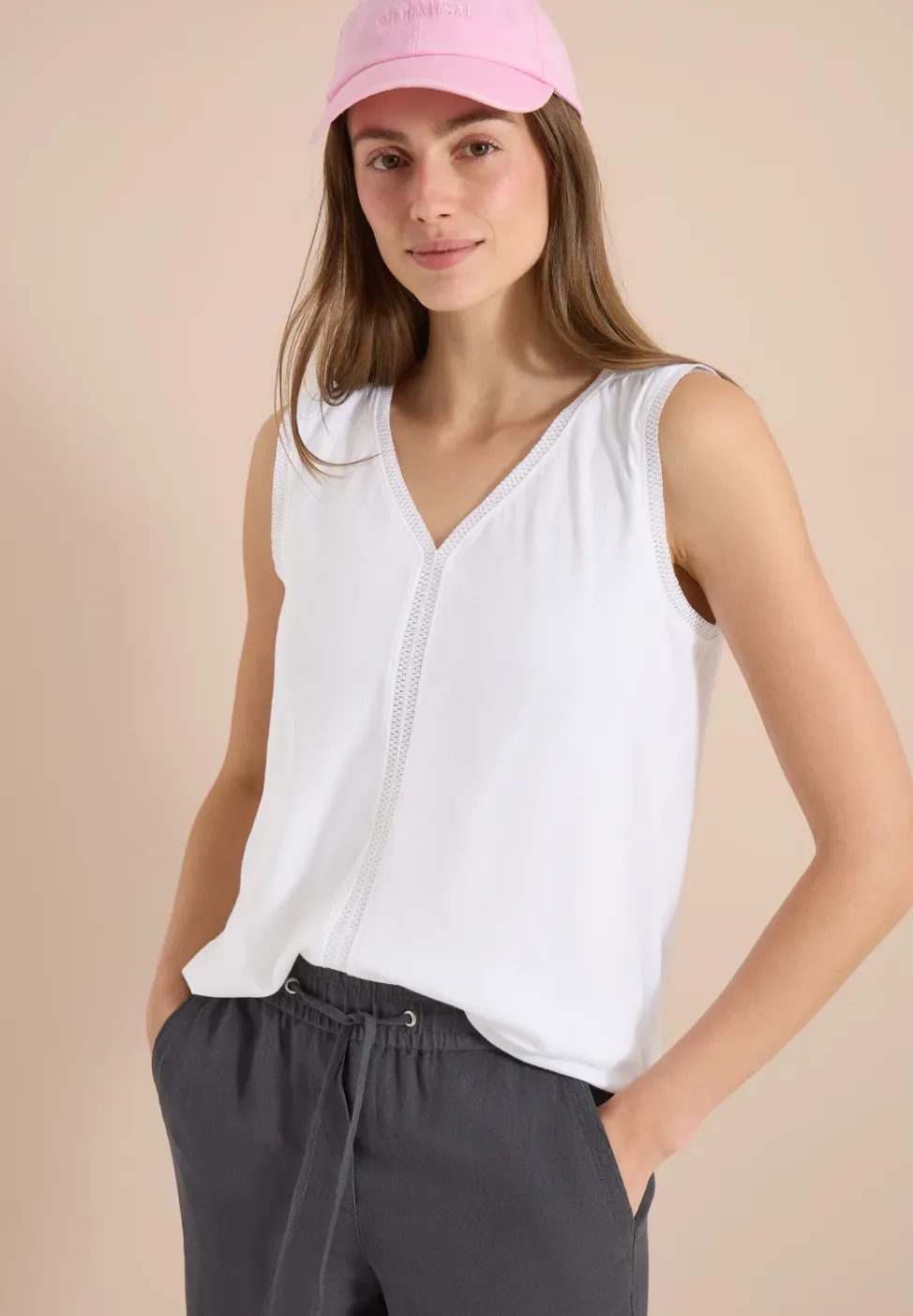 Top mit V-Neck und Crochet-Tape