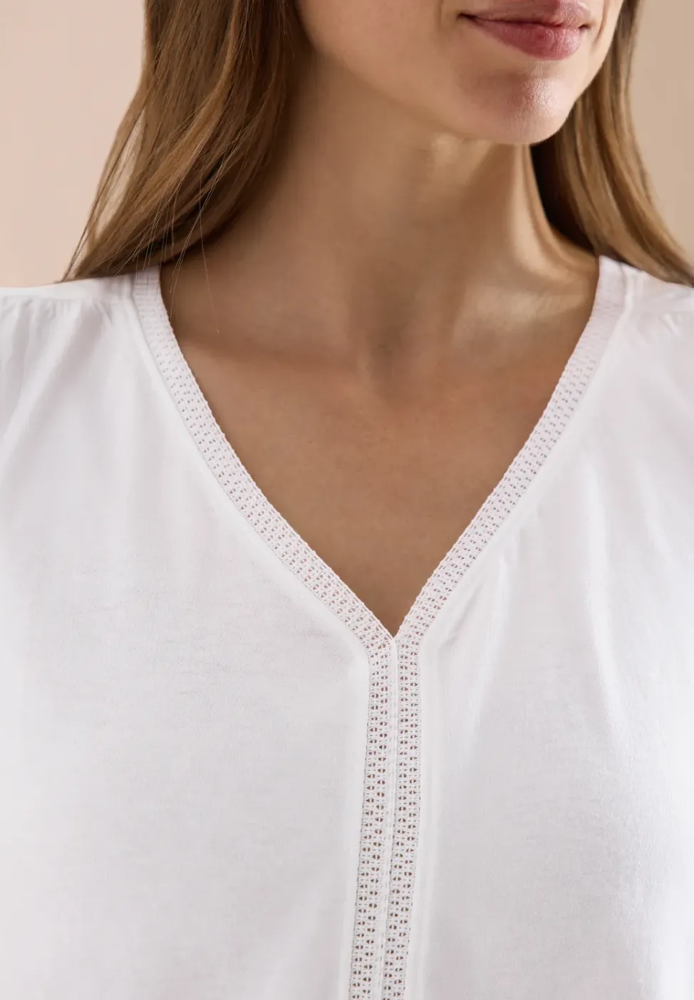 Top mit V-Neck und Crochet-Tape