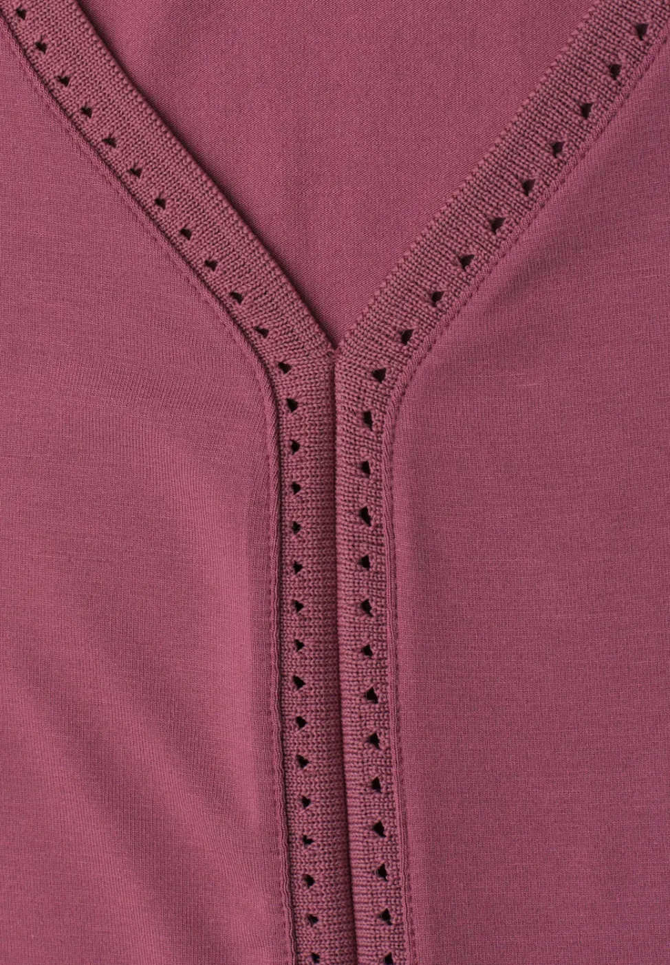 Top mit V-Neck und Crochet-Tape
