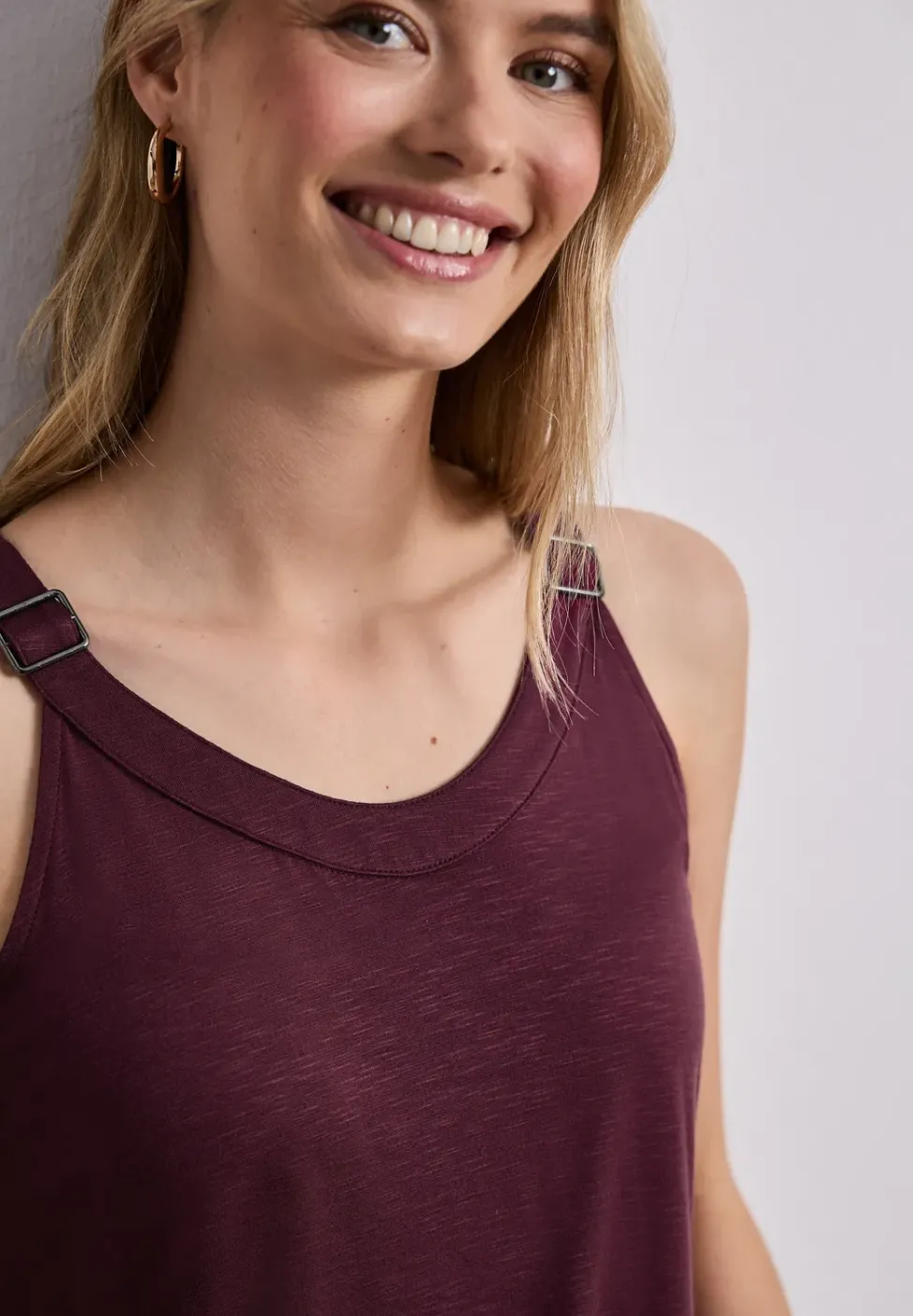 Top mit V-Neck und Deko-Detail
