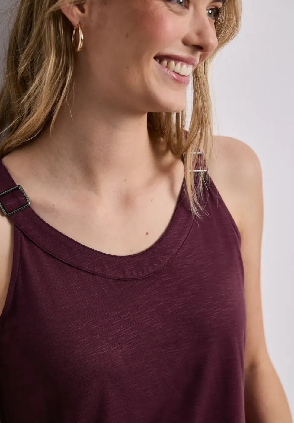 Top mit V-Neck und Deko-Detail