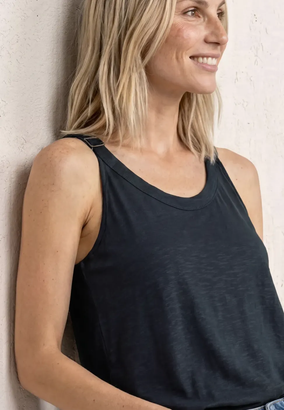 Top mit V-Neck und Deko-Detail