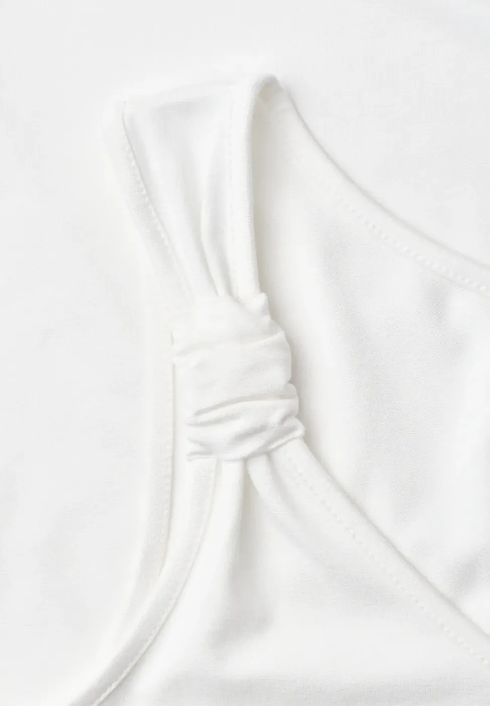 Top mit V-Neck und Knotendetail