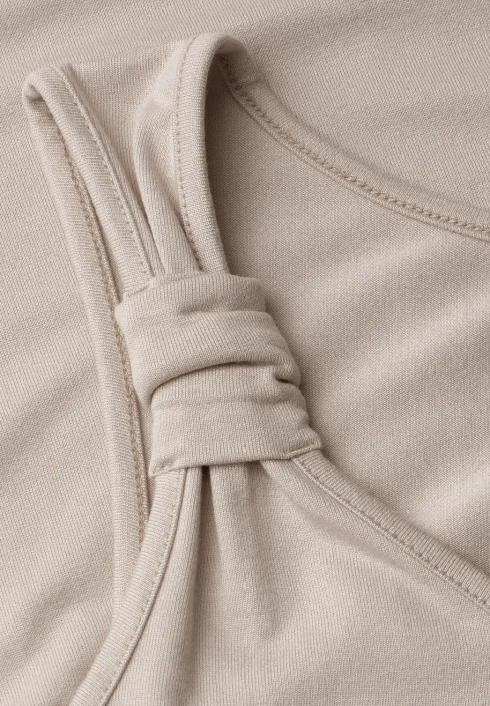 Top mit V-Neck und Knotendetail