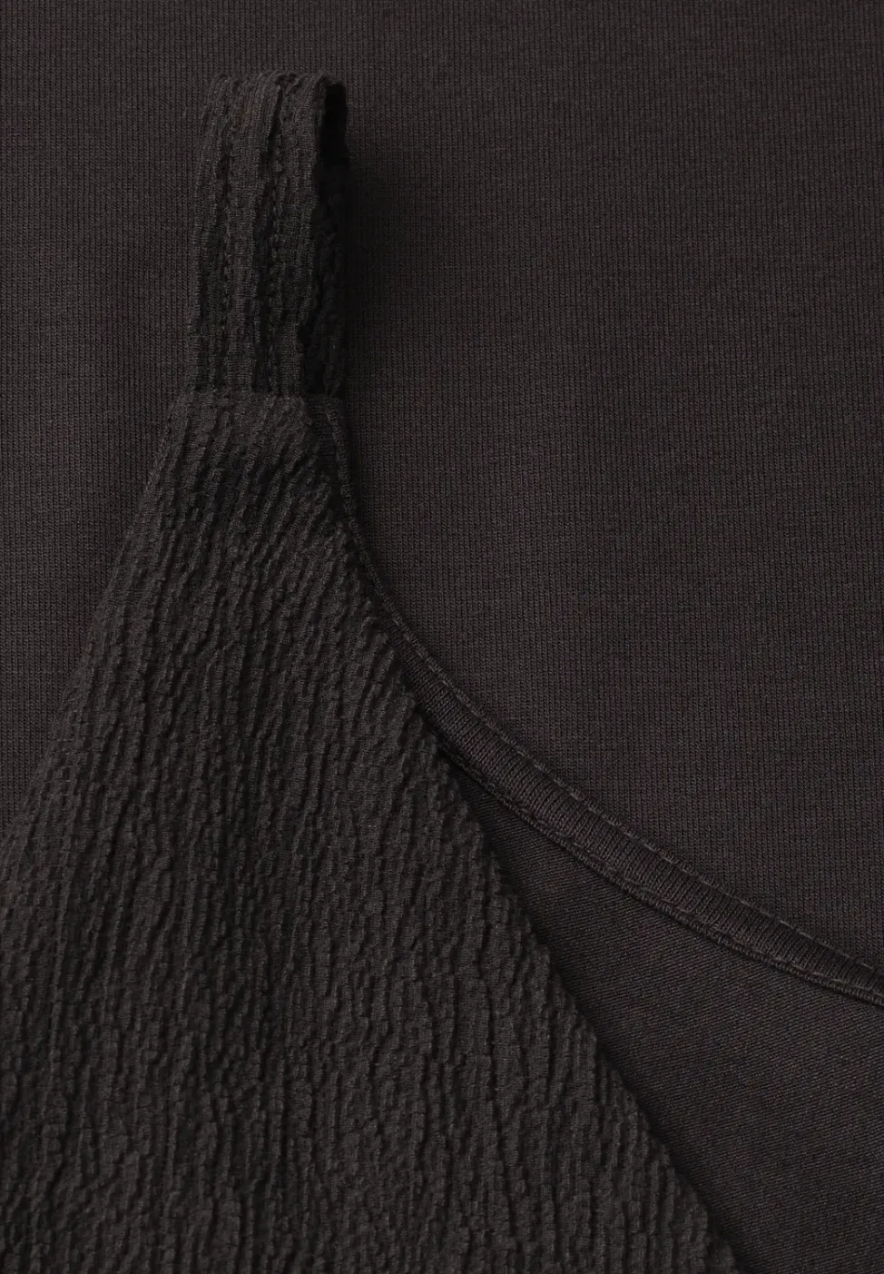 Top mit V-Neck und Strukturmix