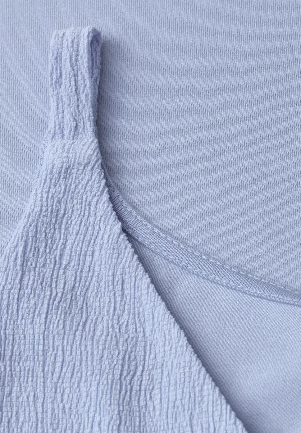 Top mit V-Neck und Strukturmix