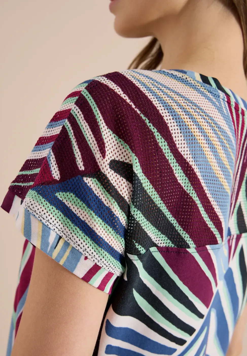 T-Shirt mit Boatneck und Mesh-Einsatz