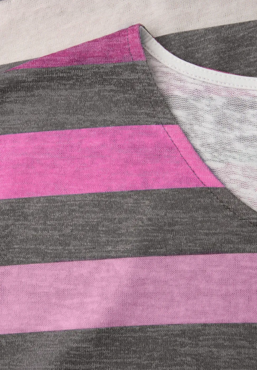 T-Shirt mit gerundetem V-Neck und Streifen