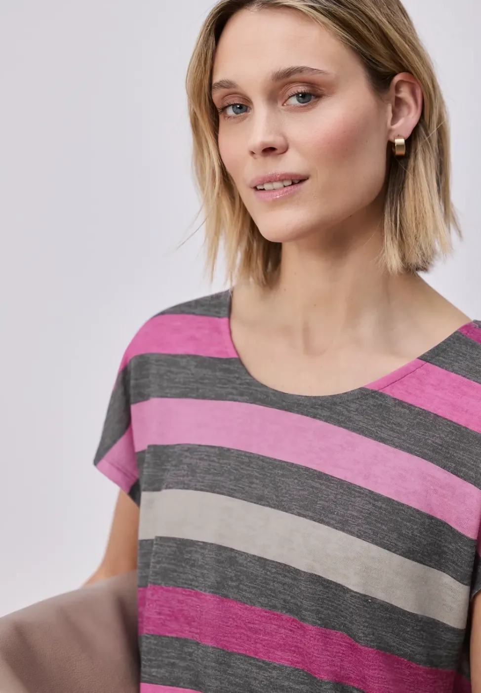 T-Shirt mit gerundetem V-Neck und Streifen
