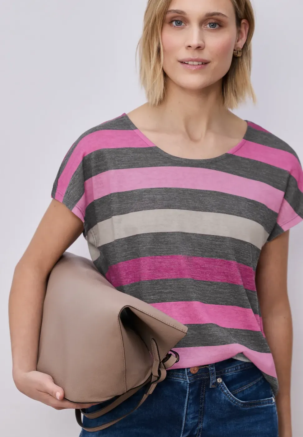T-Shirt mit gerundetem V-Neck und Streifen