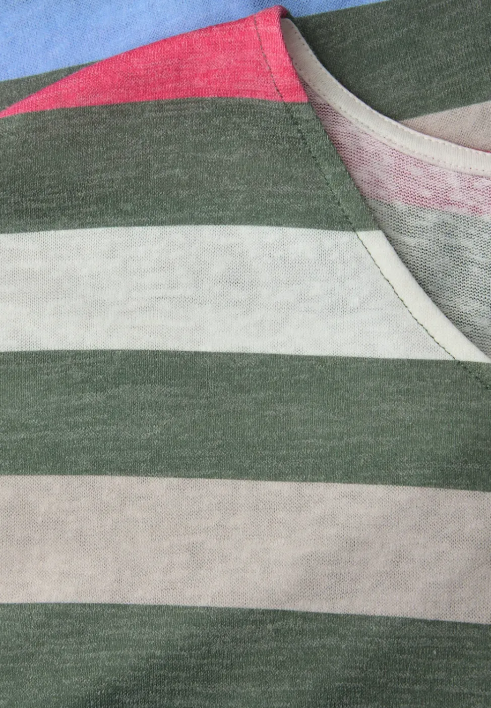 T-Shirt mit gerundetem V-Neck und Streifen