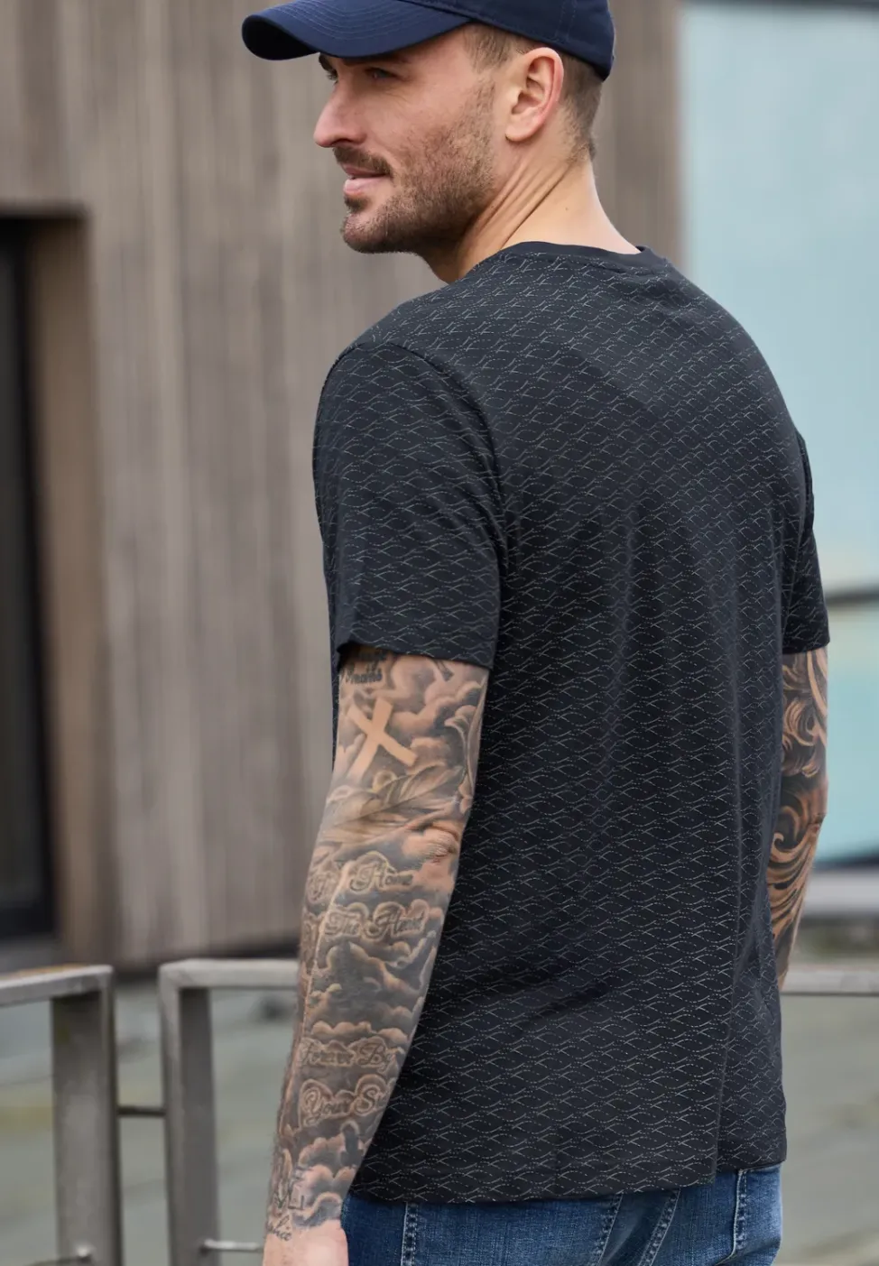 T-Shirt mit grafischem Minimal Print