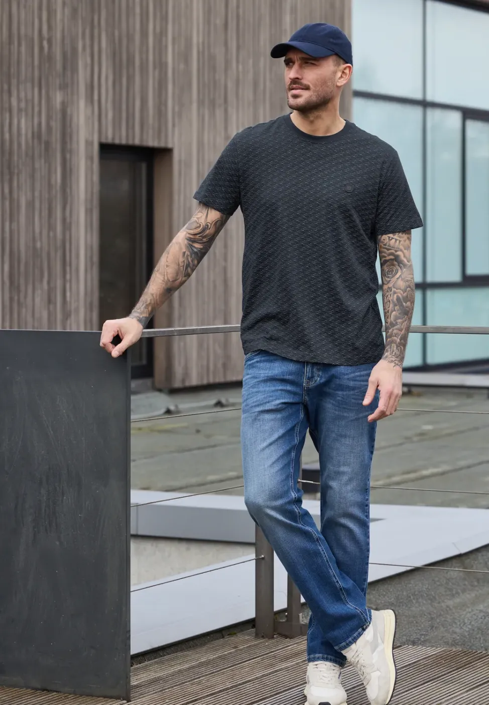 T-Shirt mit grafischem Minimal Print