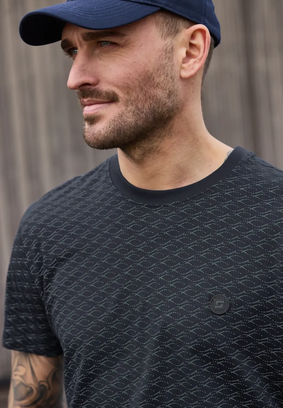 T-Shirt mit grafischem Minimal Print