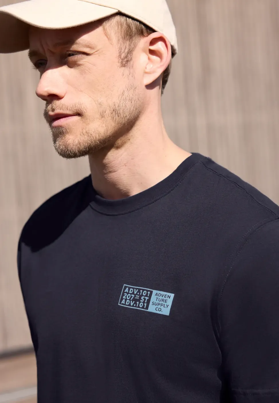 T-Shirt mit Rundhals und Chestprint