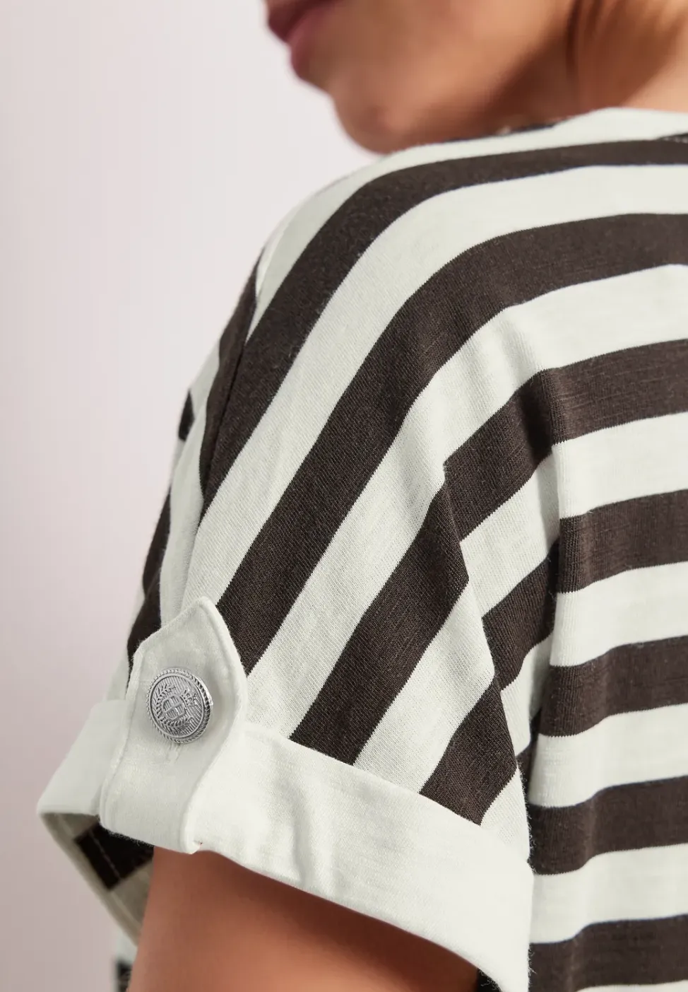 T-Shirt mit Rundhals und Knopfdetail