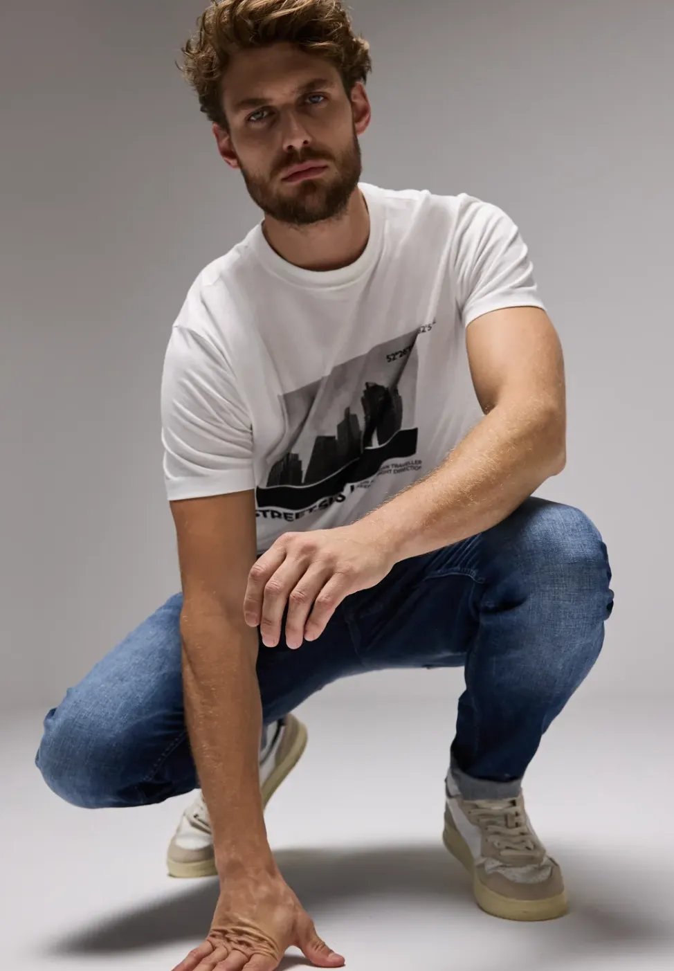 T-Shirt mit Skyline-Print