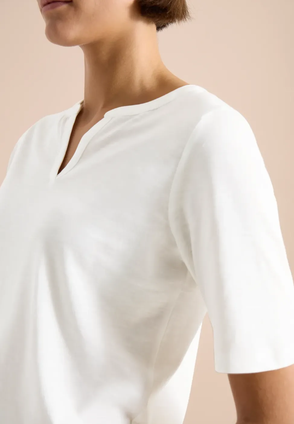 T-Shirt mit Split Neck in Unifarbe