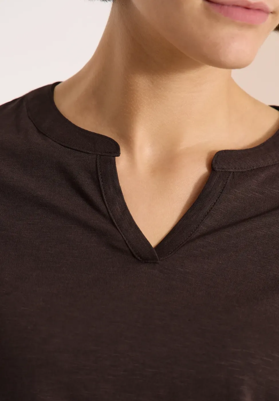 T-Shirt mit Split Neck in Unifarbe