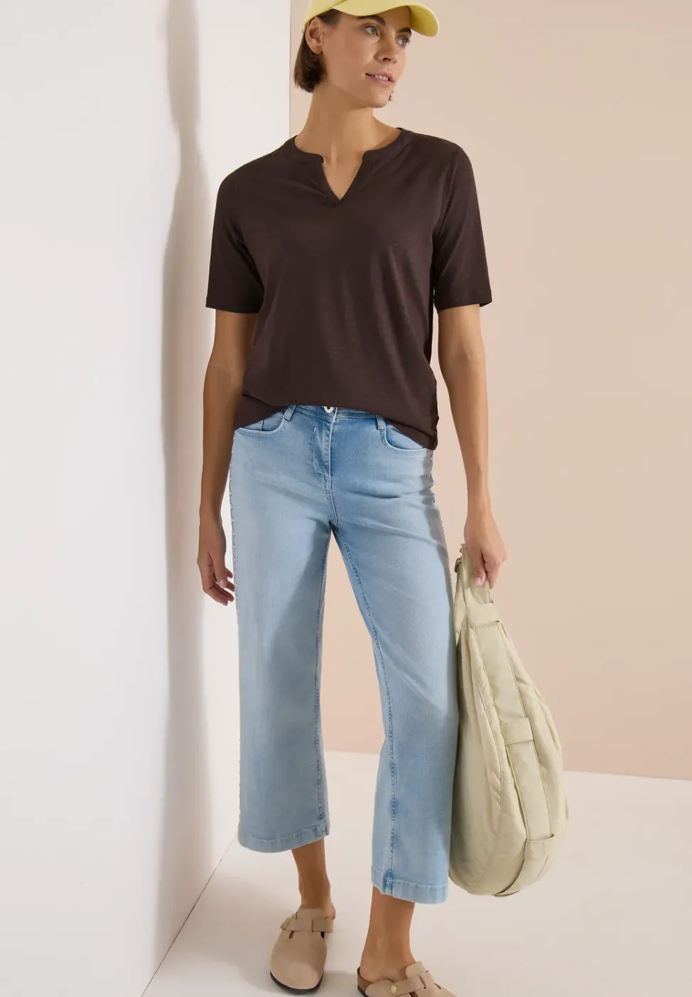 T-Shirt mit Split Neck in Unifarbe