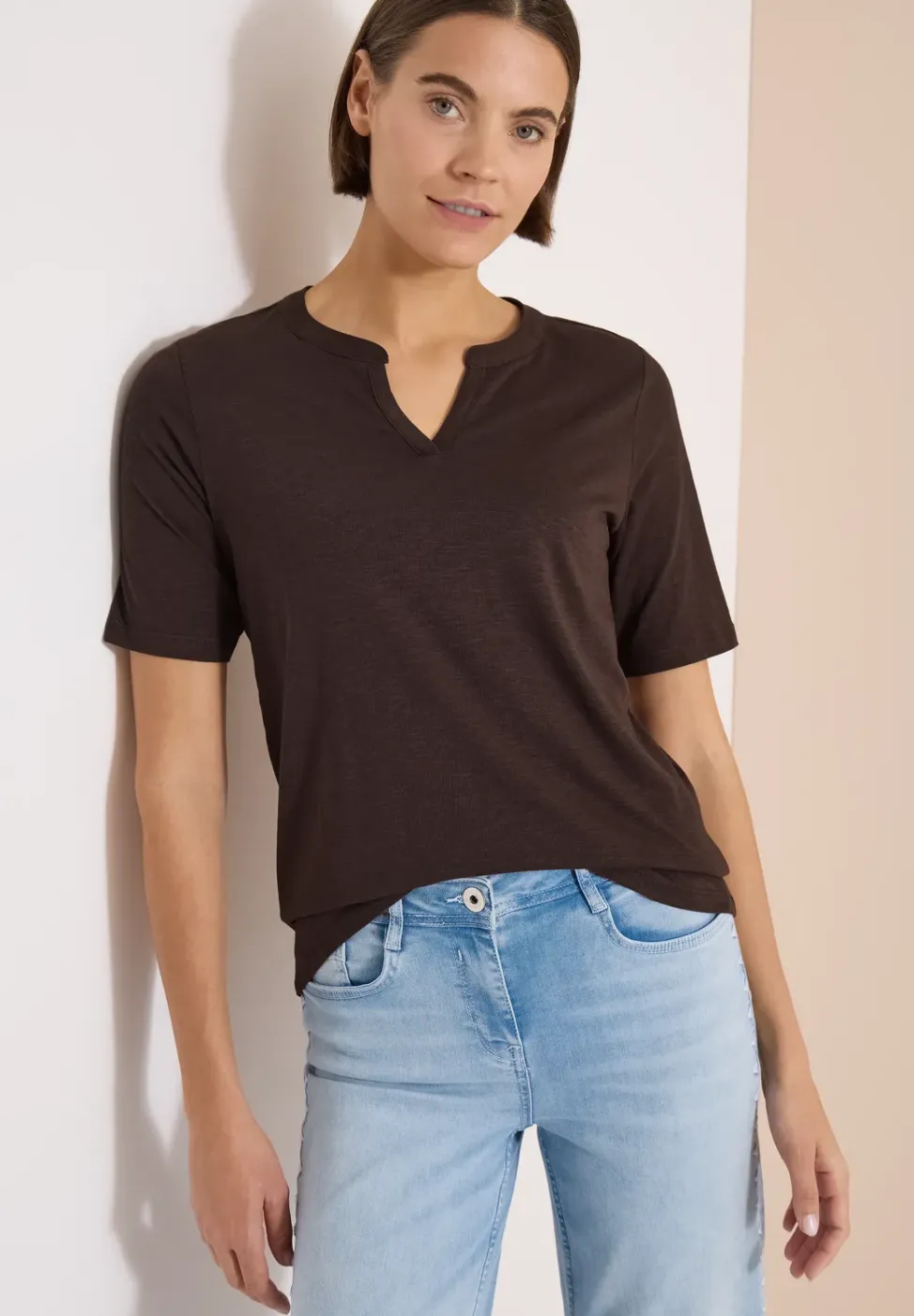 T-Shirt mit Split Neck in Unifarbe