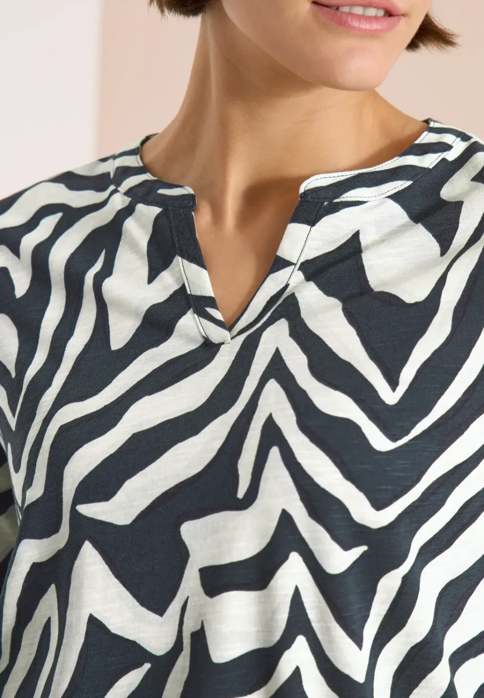 T-Shirt mit Split Neck mit Print