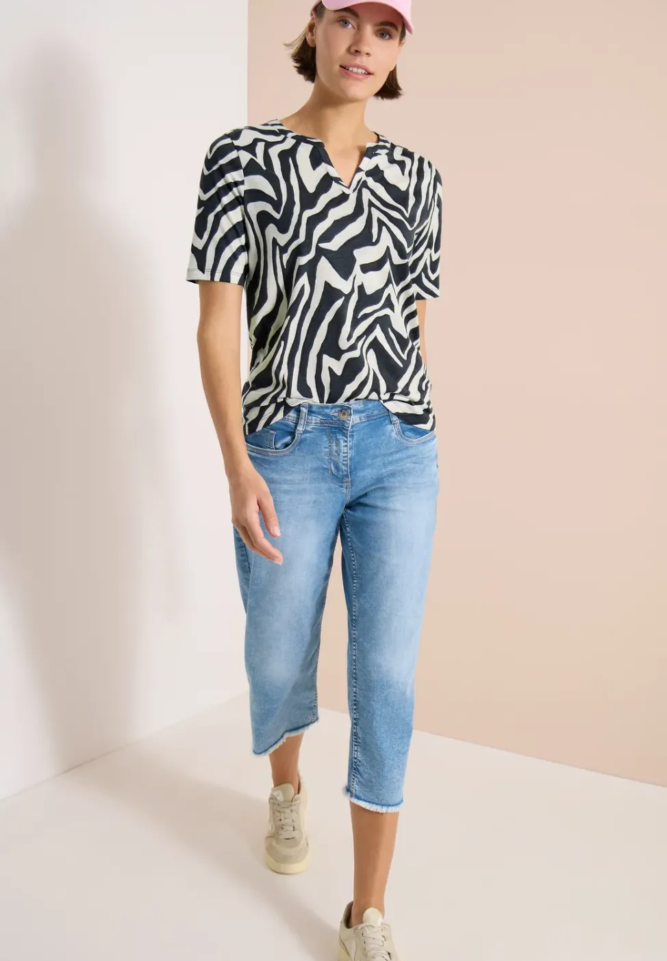 T-Shirt mit Split Neck mit Print