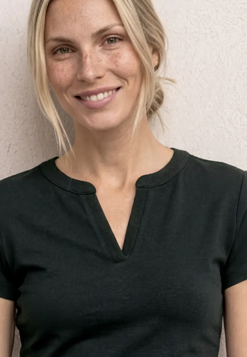 T-Shirt mit Split Neck und Satindetails