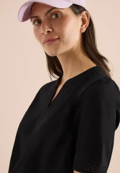 T-Shirt mit Split Neck und Crochet-Tape