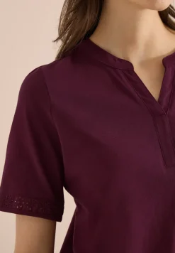 T-Shirt mit Split Neck und Crochet-Tape