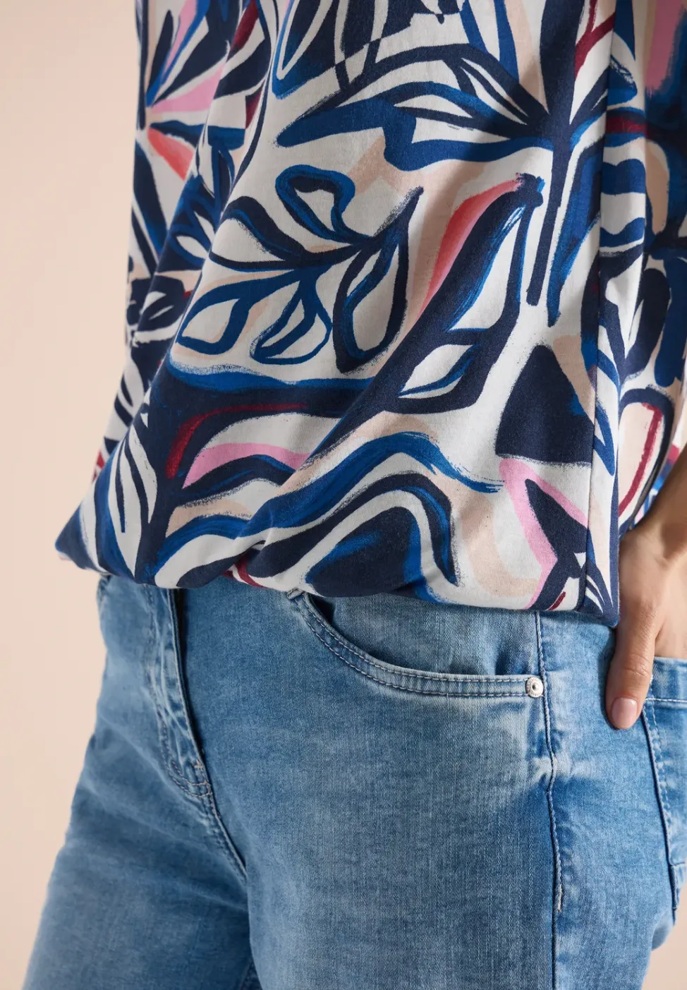 T-Shirt mit Split Neck und Grafikprint