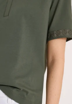 T-Shirt mit Split Neck und Crochet-Tape