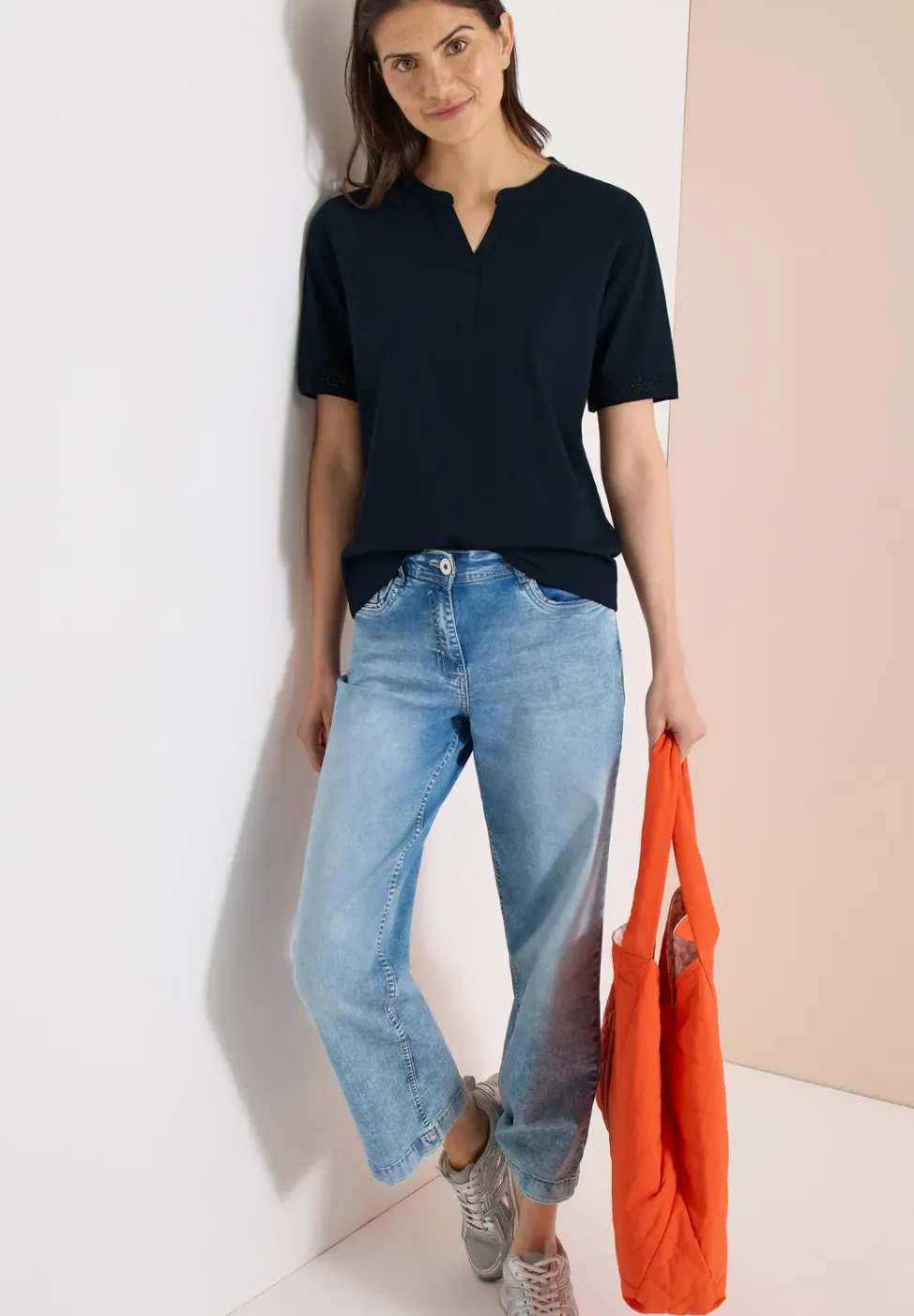 T-Shirt mit Split Neck und Crochet-Tape