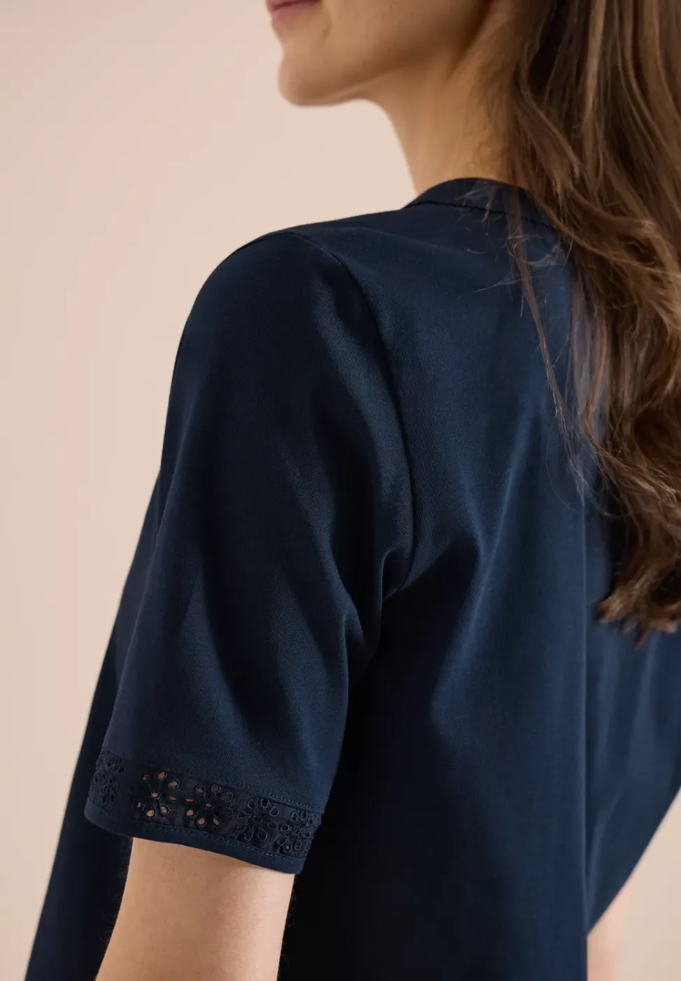 T-Shirt mit Split Neck und Crochet-Tape