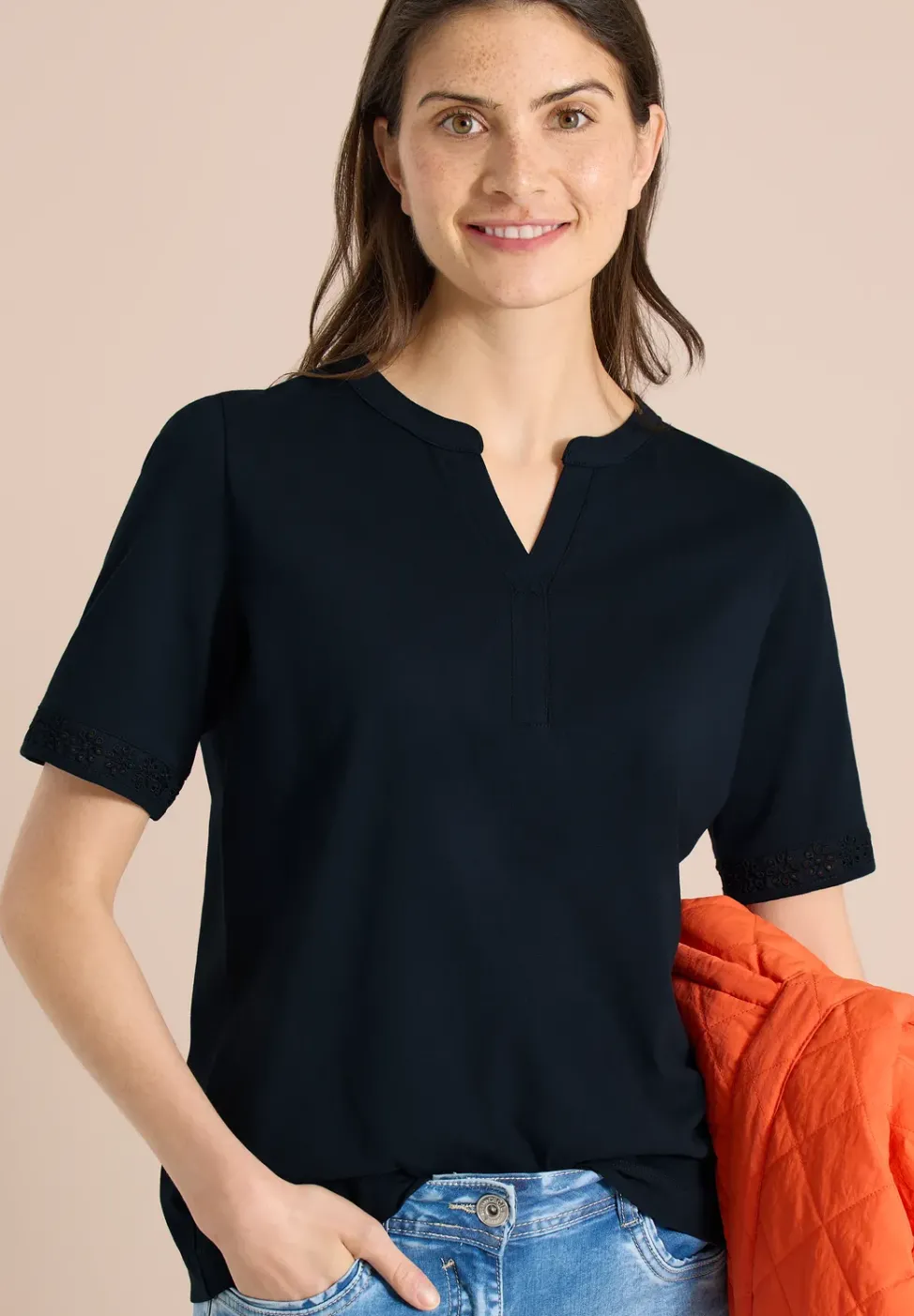 T-Shirt mit Split Neck und Crochet-Tape