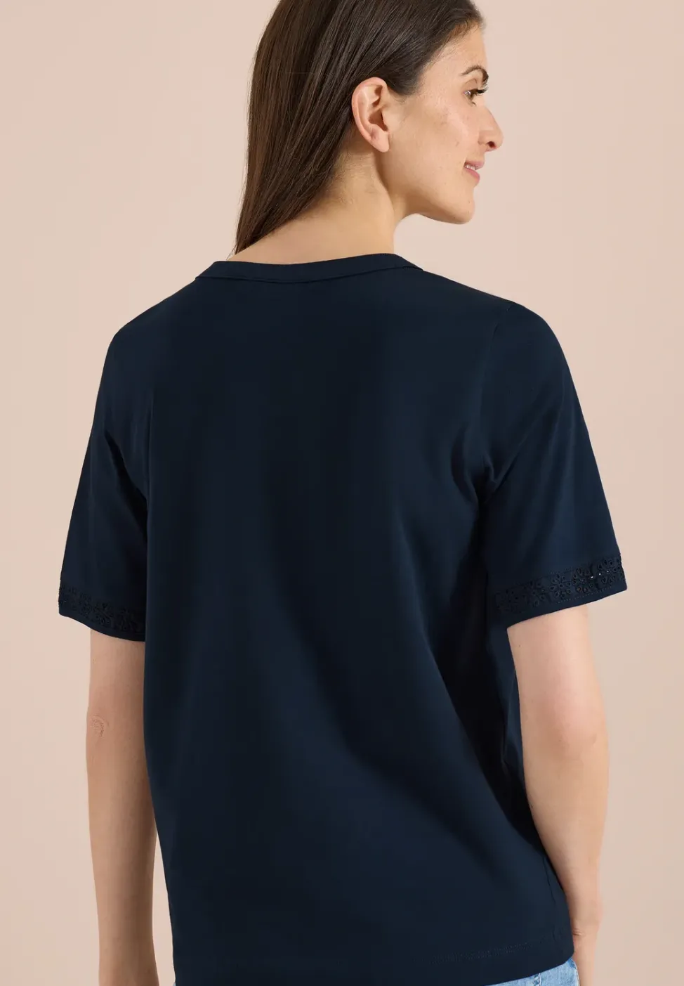 T-Shirt mit Split Neck und Crochet-Tape