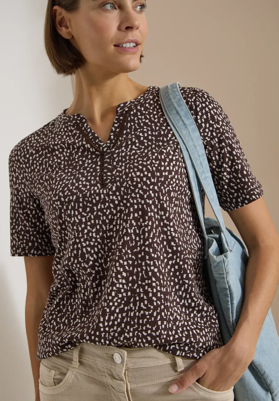 T-Shirt mit Split Neck und Print
