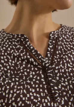 T-Shirt mit Split Neck und Print